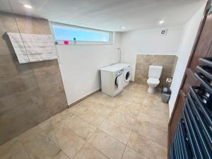 Quiet apartment with kitchen, parking & laundry room