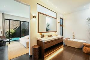 Le Paradis 3 - Luxury 4BR Pool Villa Umalas Canggu
