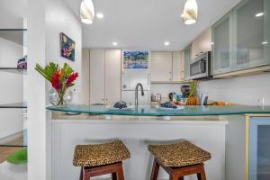 Oceanfront Corner Unit - Amazing Sunsets Tropical Breezes & 2 Oceanfront Lanai