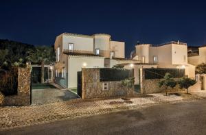 Villa with Jacuzzi Golf Views and Pool Table