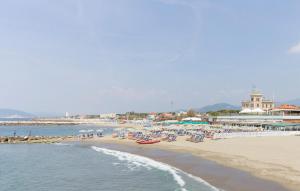2 Bedroom Gorgeous Apartment In Marina Di Massa