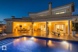 Villa Esplendida by Abahana Villas
