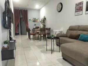 4PAX 2B2B Seremban Homestay Labu, Ainsdale, Gateway
