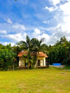 Casa completa 2 quartos- sítio c lago #privado- 15 Praia e cachoeira