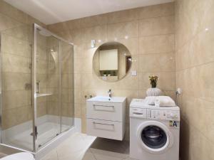 Quiet 2BR Apartment | Metro Wilanowska