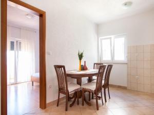 Snug Apartment in Celina with Swimming Pool