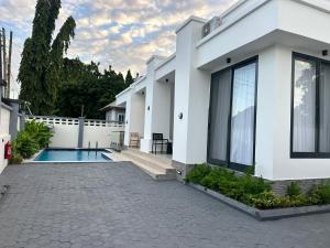 Uncle Toms 2 BDRM Apt Pool View - Mbezi Beach