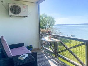 992 - Balatonőszödön közvetlen vízparti, teljes panorámás apartman