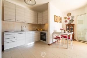 Mariangelas House - Balcony & AirCon