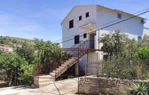 Beautiful Apartment In Okrug Gornji With Wifi