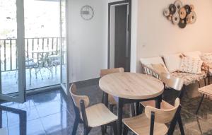 Beautiful Apartment In Okrug Gornji With Wifi