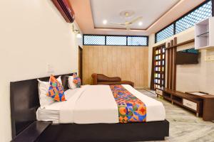 FabHotel Moon Stone, Near Jawahar Circle - World Trade Park