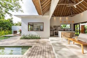 Villa Lumahi Tiga - 2BR Luxury Haven, Walking Distance to Seseh Beach