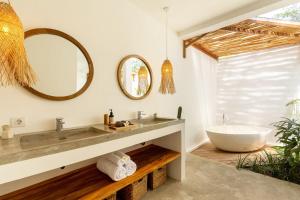 Villa Lumahi Tiga - 2BR Luxury Haven, Walking Distance to Seseh Beach