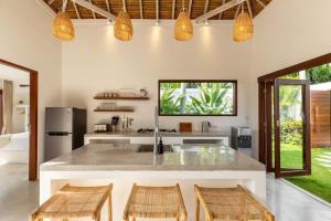 Villa Lumahi Tiga - 2BR Luxury Haven, Walking Distance to Seseh Beach
