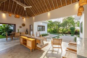 Villa Lumahi Tiga - 2BR Luxury Haven, Walking Distance to Seseh Beach