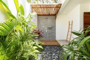 Villa Lumahi Tiga - 2BR Luxury Haven, Walking Distance to Seseh Beach