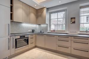 Spacious 3BR Apartment in the Heart of Old Town, 3