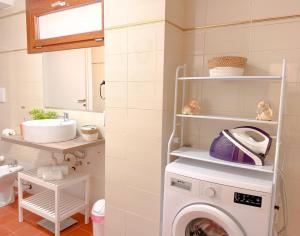 LALLOGGIO DEL SOLE APARTMENTS - elegant and welcoming residence with independent apartments, shared patio and parking area, near the beach and train station with hourly trains to Rome - Lido delle Sirene, Anzio