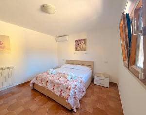 LALLOGGIO DEL SOLE APARTMENTS - elegant and welcoming residence with independent apartments, shared patio and parking area, near the beach and train station with hourly trains to Rome - Lido delle Sirene, Anzio