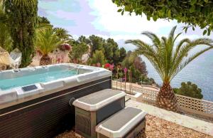Luxurious villa with sea view and swimming pool
