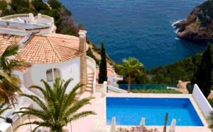 Luxurious villa with sea view and swimming pool