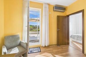 Sea Breeze Apartment by Linas BNB