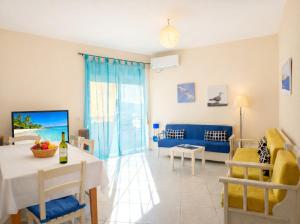 Two bedroom Apartment With Sea View 092