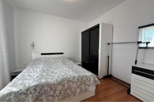 Sea Breeze Apartment by Linas BNB