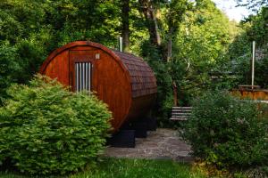 Agroturystyka Akacjowe Zacisze- pokoje ze śniadaniami, sauna, balia, tarasy wśród drzew, slow life