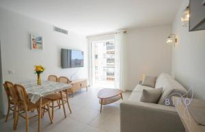 Cozy renovated apartment with sea view