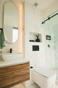Prime Location Loft Cozy & Fully Equipped w AC
