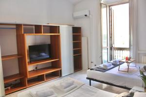 Ample 2-BR Home Steps to Navigli