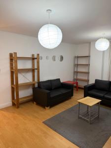 Central 2 bed large apt M1 area