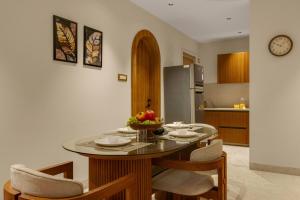 Modern 1BHK with Rooftop Pool Near Candolim Beach by HIREAVILLA