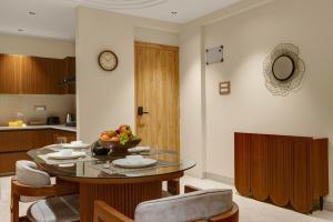 Modern 1BHK with Rooftop Pool Near Candolim Beach by HIREAVILLA