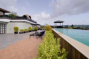 Modern 1BHK with Rooftop Pool Near Candolim Beach by HIREAVILLA