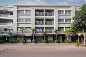 Modern 1BHK with Rooftop Pool Near Candolim Beach by HIREAVILLA