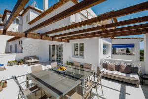 MARBELLA BANUS SUITES - Banús - Playas del Duque - Luxury 3BR - 3BA Penthouse - Huge Outdoor Terrace - Lounge & Outdoor Dining - Partial Sea Views - 35,000 m2 Tropical Gardens - S Pools - Ideal for Families