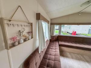 Lovely 6 Berth Caravan At Seawick Holiday Park, Essex Ref 27005Mv