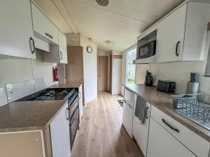 Lovely 6 Berth Caravan At Seawick Holiday Park, Essex Ref 27005Mv