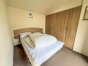 Lovely 6 Berth Caravan At Seawick Holiday Park, Essex Ref 27005Mv