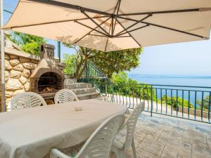 Apartment mit Terrasse by Interhome