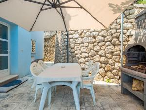 Apartment mit Terrasse by Interhome