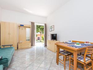 Apartment Wohnung in Obrs mit Kleiner Terrasse und Meerbli by Interhome