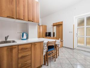 Apartment Wohnung in Obrs mit Kleiner Terrasse und Meerbli by Interhome