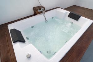 Askara 1 BR with Private Pool and Rooftop Jacuzzi