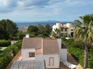 Holiday Home Romantisches Ferienhaus am Meer by Interhome