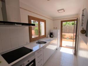 Holiday Home Romantisches Ferienhaus am Meer by Interhome