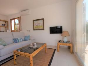 Holiday Home Romantisches Ferienhaus am Meer by Interhome
